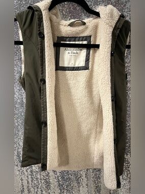 Abercrombie & Fitch Olive Green Jacket with Cream Sherpa Lining